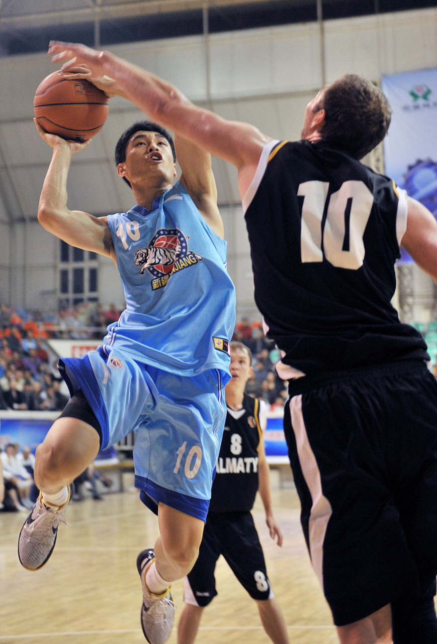 世俱杯决赛激情夜!肖若腾里突外投,新疆男篮血战新疆男篮 世俱杯决赛激情夜!肖若腾里突外投,新疆男篮血战新疆男篮